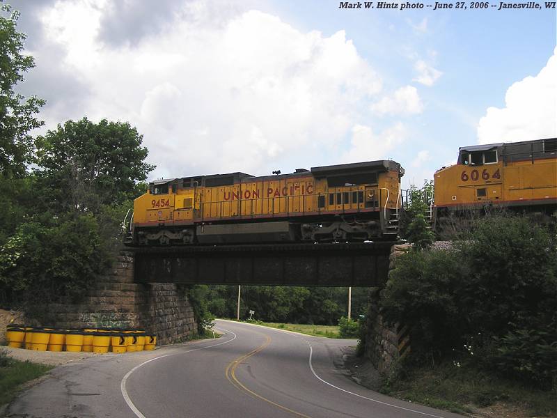 UP 9454 on the CTH-E overpass