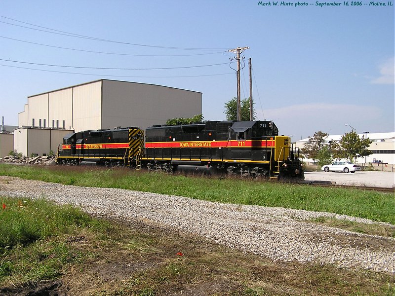 IAIS EMD GP38-2s 711 and 700