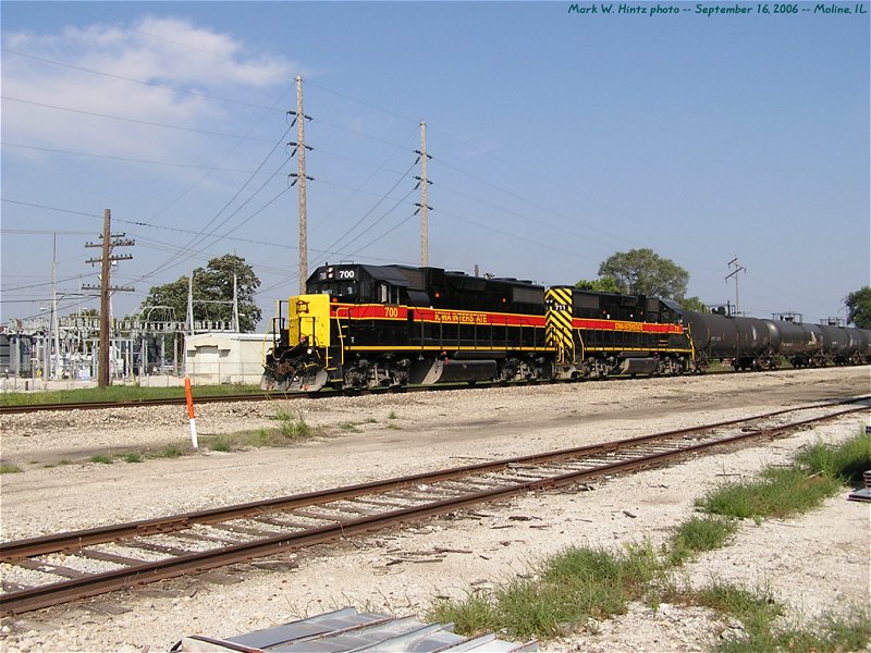 IAIS EMD GP38-2s 700 and 711