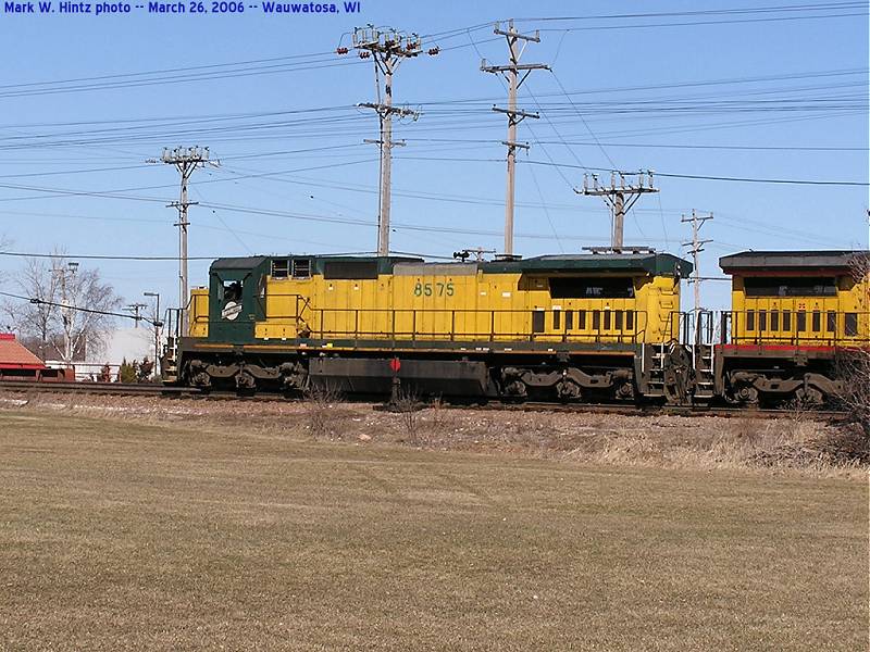 CNW 8575 in Wauwatosa