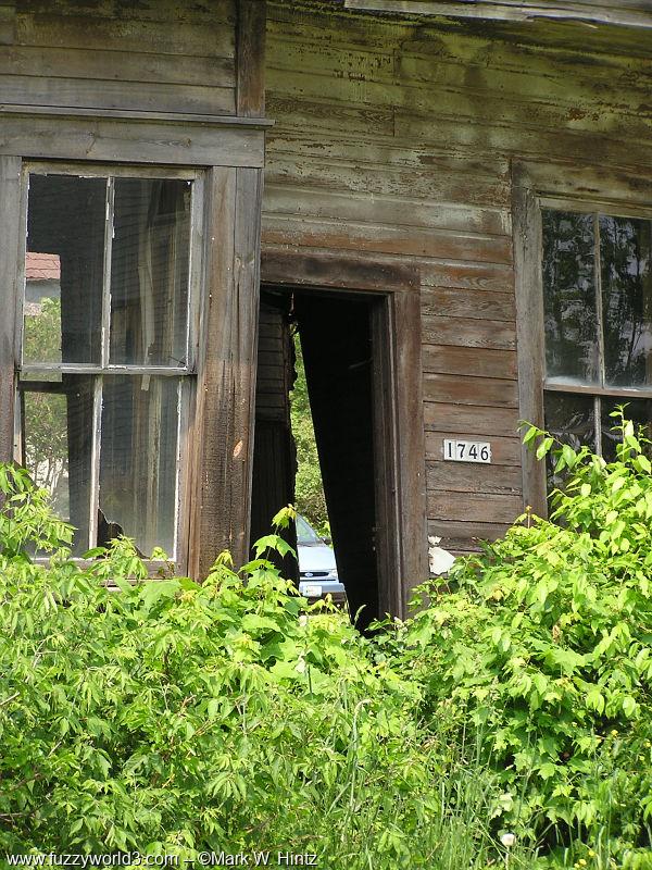 Lyons depot collapsing