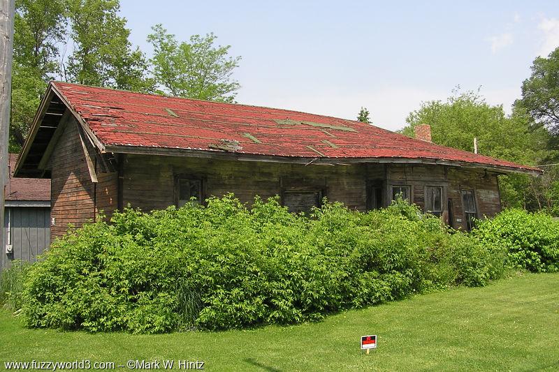 Lyons depot collapsing