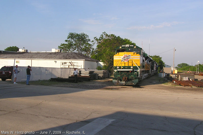 UP EMD SD70ACe 1995 (CNW) and railfans